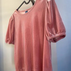 Old navy pink velvet puff short sleeve girls shirt. Size is 14-16.